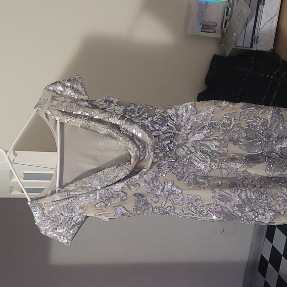 Dress - Picture 4 of 4